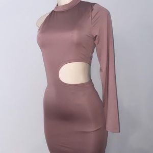 Brand new Cutout mauve dress the mannequin wears size small .
#cutout #dress